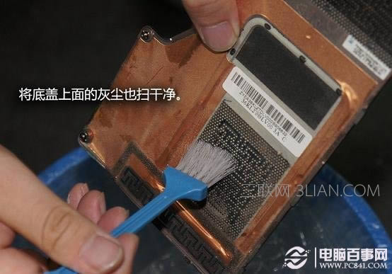 筆記本后蓋也簡單清理下灰塵