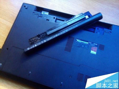 戴爾筆記本怎么拆機(jī)更換內(nèi)存條?
