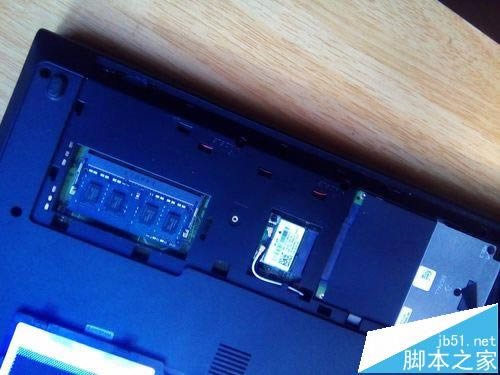 戴爾筆記本怎么拆機(jī)更換內(nèi)存條?