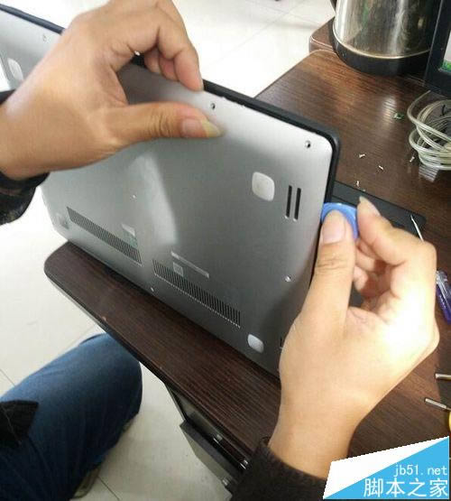 聯想Ideapad 300S 14ISK筆記本怎么更換固態硬盤?
