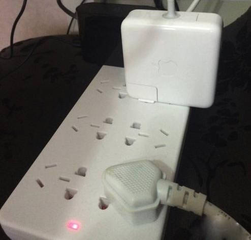 蘋果筆記本電源經(jīng)常打出火花怎么辦?