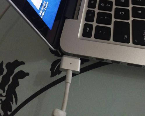 蘋果筆記本電源經(jīng)常打出火花怎么辦?